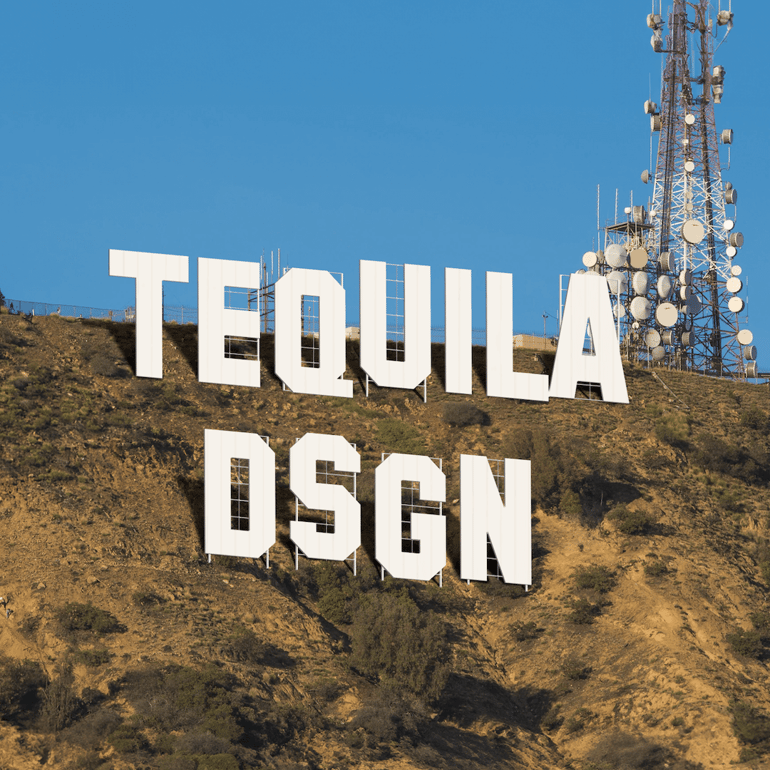 Siglas Tequila Dsgn como letrero de hollywood